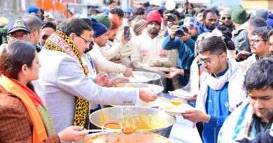 केदारनाथ में मुख्य सेवक भंडारा में मुख्यमंत्री धामी ने श्रद्धालुओं को वितरित किया प्रसाद