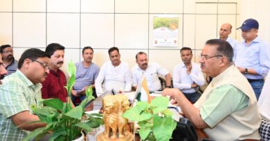 सिंचाई विभाग के अधिकारियों के साथ कैबिनेट मंत्री गणेश जोशी ने विकास कार्यों की प्रगति की करी समीक्षा 