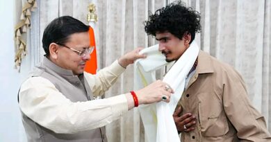 मुख्यमंत्री धामी ने एवरेस्ट विजेता रोहित भट्ट को किया सम्मानित,पर्वतारोहण के अनुभव साझा कर युवाओं को दी प्रेरणा