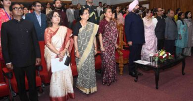 राज भवन में विभिन्न क्षेत्रों में उत्कृष्ट प्रदर्शन करने वाले लाभार्थियों को राज्यपाल और महिला सशक्तिकरण एवं बाल विकास मंत्री रेखा आर्या ने किया सम्मानित 