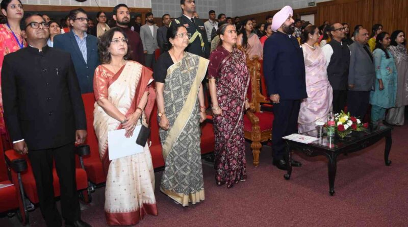 राज भवन में विभिन्न क्षेत्रों में उत्कृष्ट प्रदर्शन करने वाले लाभार्थियों को राज्यपाल और महिला सशक्तिकरण एवं बाल विकास मंत्री रेखा आर्या ने किया सम्मानित 