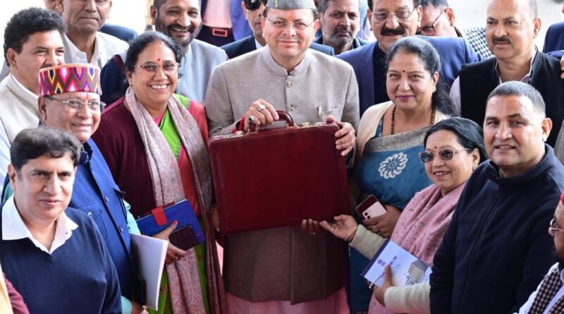 वित्तीय वर्ष 2026–27 का बजट पेश करने विधानसभा पहुंचे मुख्यमंत्री धामी