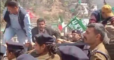 गैरसैंण में सत्र के दौरान उत्तराखंड क्रांति दल का प्रदर्शन, विधानसभा घेराव की कोशिश पर पुलिस से झड़प, कई कार्यकर्ताओं को लिया हिरासत में