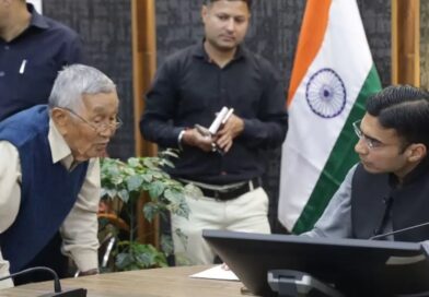 जनता दरबार में डीएम सविन बंसल ने सुनीं लोगों की शिकायतें 