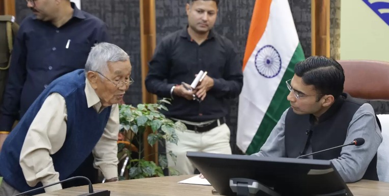 जनता दरबार में डीएम सविन बंसल ने सुनीं लोगों की शिकायतें 