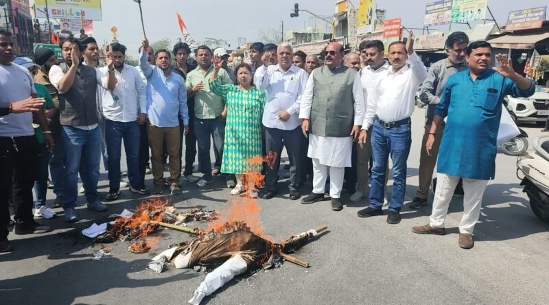 रसोई गैस सिलेंडर के दामों में बढ़ोतरी के विरोध में युवा कांग्रेस ने किया प्रदर्शन