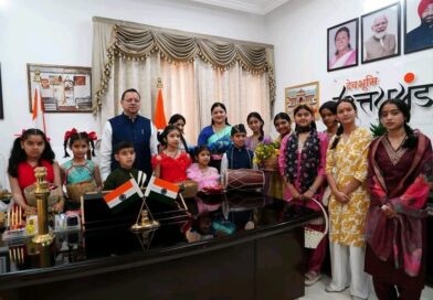 मुख्यमंत्री आवास में मुख्यमंत्री धामी ने सपरिवार मनाया लोकपर्व फूलदेई