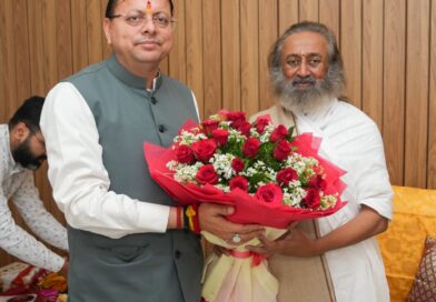 मुख्यमंत्री धामी ने श्री श्री रविशंकर से की शिष्टाचार भेंट,  विभिन्न विषयों पर किया विचार-विमर्श