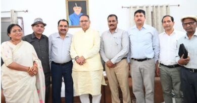 सैनिक कल्याण मंत्री गणेश जोशी से शासकीय आवास पर भूतपूर्व सैनिक के एक प्रतिनिधिमंडल ने की मुलाकात