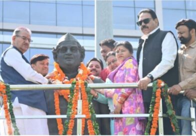 कैबिनेट मंत्री गणेश जोशी ने हेमवती नंदन बहुगुणा की प्रतिमा पर माल्यार्पण कर दी श्रद्धांजलि 