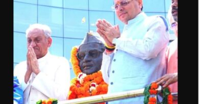 मुख्यमंत्री धामी ने महान स्वतंत्रता संग्राम सेनानी हेमवती नंदन बहुगुणा की जयंती पर दी श्रद्धांजलि