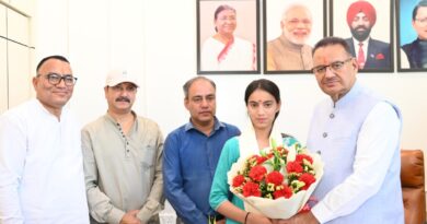 हाईस्कूल परीक्षा में प्रदेश में 15वीं रैंक लाने वाली साक्षी को कैबिनेट मंत्री गणेश जोशी ने किया सम्मानित