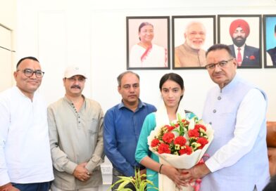 हाईस्कूल परीक्षा में प्रदेश में 15वीं रैंक लाने वाली साक्षी को कैबिनेट मंत्री गणेश जोशी ने किया सम्मानित