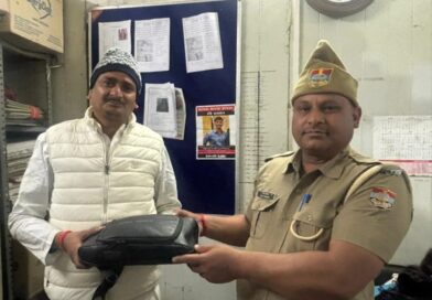 रुद्रप्रयाग पुलिस ने केदारनाथ धाम दर्शन को आए श्रद्धालु का रुपयों से भरा बैग सकुशल लौटा कर ईमानदारी की मिसाल की पेश