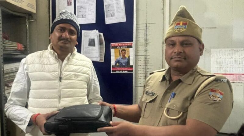 रुद्रप्रयाग पुलिस ने केदारनाथ धाम दर्शन को आए श्रद्धालु का रुपयों से भरा बैग सकुशल लौटा कर ईमानदारी की मिसाल की पेश