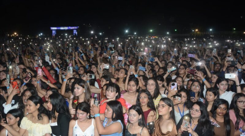 श्री गुरु राम राय विश्वविद्यालय में विशाल मिश्रा के गीतों पर झूमे युवा, आशा भोसले को दी भावभीनी श्रद्धांजलि