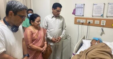 पूर्व मुख्यमंत्री भुवन चंद खंडूरी का हालचाल जानने पहुंचे पूर्व कैबिनेट मंत्री सुरेंद्र सिंह नेगी व पूर्व मेयर हेमलता नेगी