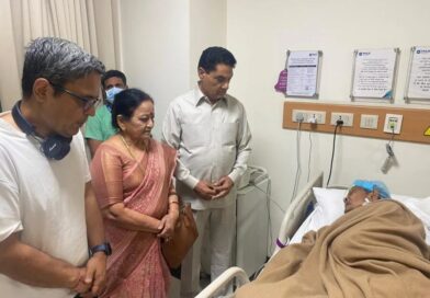 पूर्व मुख्यमंत्री भुवन चंद खंडूरी का हालचाल जानने पहुंचे पूर्व कैबिनेट मंत्री सुरेंद्र सिंह नेगी व पूर्व मेयर हेमलता नेगी