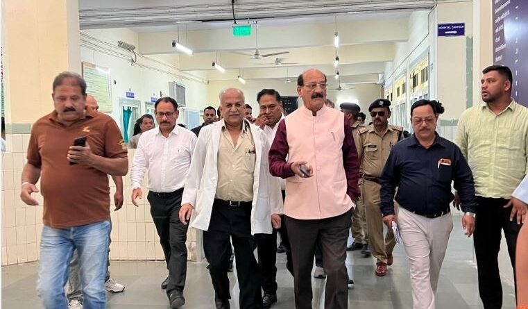 स्वास्थ्य मंत्री सुबोध उनियाल ने डॉक्टर सुशीला तिवारी अस्पताल का किया औचक निरीक्षण