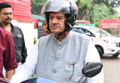 ईंधन बचत का संदेश देने स्कूटी से कैंप कार्यालय पहुंचे कृषि मंत्री गणेश जोशी