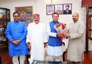 पर्यटन मंत्री सतपाल महाराज ने मुख्यमंत्री धामी को सौंपा 367995 की धनराशि का चैक