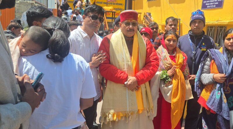 पर्यटन मंत्री सतपाल महाराज ने केदारनाथ और बद्रीनाथ के विधिवत पूजा-अर्चना कर की सुख-समृद्धि की कामना 
