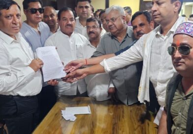 एमडीडीए कॉलोनी चंदर रोड की समस्याओं को लेकर पूर्व मंत्री डॉ. हरक सिंह रावत ने एमडीडीए उपाध्यक्ष बंशीधर तिवारी को दिया ज्ञापन