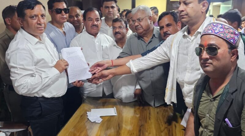 एमडीडीए कॉलोनी चंदर रोड की समस्याओं को लेकर पूर्व मंत्री डॉ. हरक सिंह रावत ने एमडीडीए उपाध्यक्ष बंशीधर तिवारी को दिया ज्ञापन