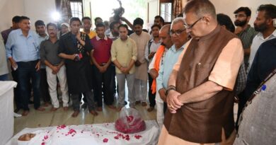 पूर्व मुख्यमंत्री भुवन चंद्र खंडूड़ी के पार्थिव शरीर पर पुष्पांजलि अर्पित कर कैबिनेट मंत्री गणेश जोशी ने दी भावपूर्ण श्रद्धांजलि