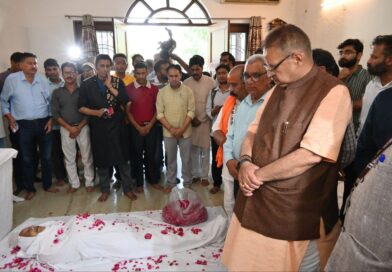 पूर्व मुख्यमंत्री भुवन चंद्र खंडूड़ी के पार्थिव शरीर पर पुष्पांजलि अर्पित कर कैबिनेट मंत्री गणेश जोशी ने दी भावपूर्ण श्रद्धांजलि