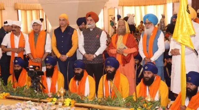 ऋषिकेश से हरि झंडी दिखाकर हेमकुण्ड साहिब यात्रा के लिये रवाना हुयी संगत