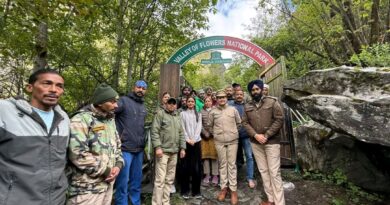 पर्यटकों के लिए खुली फूलों की घाटी, हिमखंड और रंग-विरंगे फूलों का अद्भुत नज़ारा