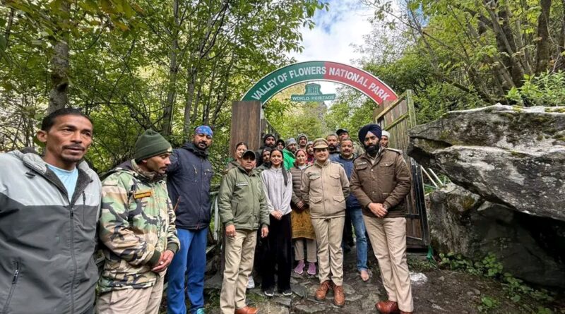 पर्यटकों के लिए खुली फूलों की घाटी, हिमखंड और रंग-विरंगे फूलों का अद्भुत नज़ारा