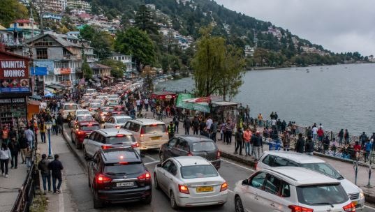 वीकेंड पर नैनीताल में उमड़ा पर्यटकों का सैलाब, पर्यटन स्थलों पर भीड़ और सड़कों पर यातायात व्यवस्था हुई प्रभावित