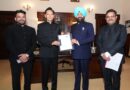 एसआईआर कार्यक्रम के अंतर्गत राज्यपाल को कुमाऊँ आयुक्त दीपक रावत ने सौंपा गणना फॉर्म 