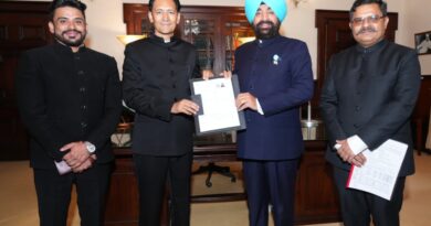 एसआईआर कार्यक्रम के अंतर्गत राज्यपाल को कुमाऊँ आयुक्त दीपक रावत ने सौंपा गणना फॉर्म 