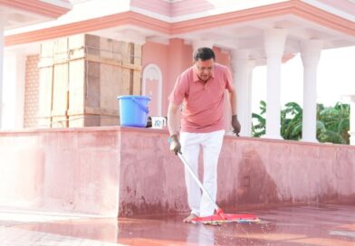 मुख्यमंत्री धामी ने मां पूर्णागिरि मंदिर में स्वच्छता अभियान चलाकर की साफ-सफाई
