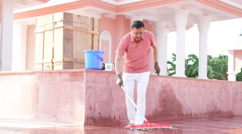 मुख्यमंत्री धामी ने मां पूर्णागिरि मंदिर में स्वच्छता अभियान चलाकर की साफ-सफाई