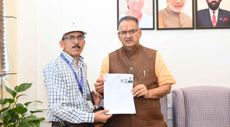 कृषि मंत्री गणेश जोशी ने एसआईआर में सहभागिता का किया आह्वान, बीएलओ को सौंपा एसआईआर प्रपत्र