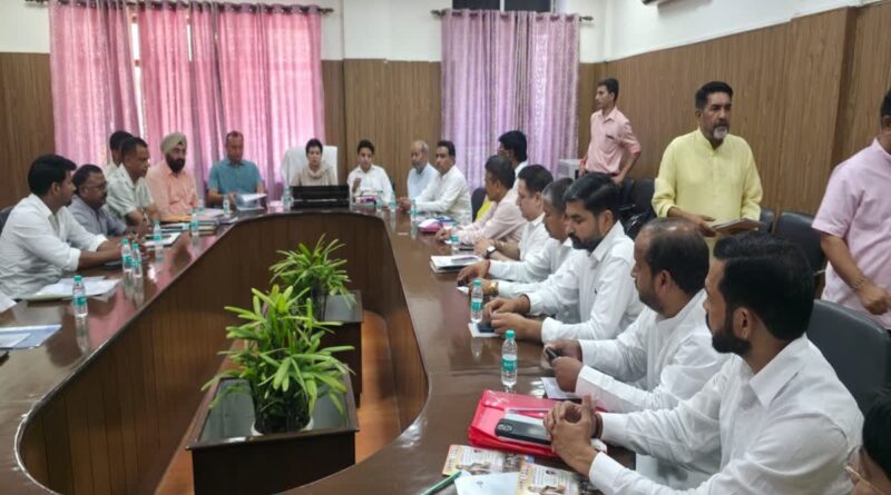 देहरादून में कुमारी सैलजा की कांग्रेस नेताओं संग सीक्रेट मीटिंग, हारी हुई 46 सीटों पर नजर