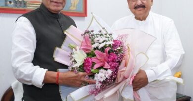 रक्षा मंत्री राजनाथ सिंह से पर्यटन मंत्री सतपाल महाराज ने की शिष्टाचार भेंट