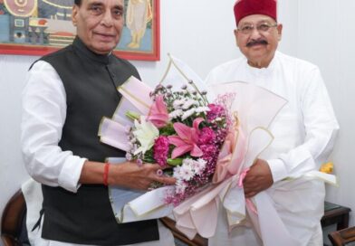 रक्षा मंत्री राजनाथ सिंह से पर्यटन मंत्री सतपाल महाराज ने की शिष्टाचार भेंट