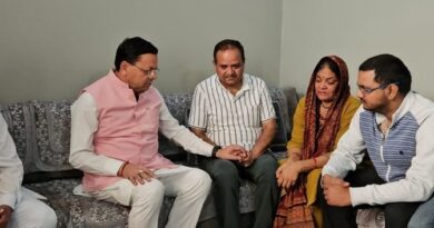 शहीद लेफ्टिनेंट बीरेश्वर गोस्वामी के घर पहुंचे मुख्यमंत्री धामी ,परिजनों से मुलाकात कर हर संभव मदद का दिया भरोसा