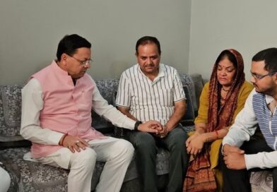 शहीद लेफ्टिनेंट बीरेश्वर गोस्वामी के घर पहुंचे मुख्यमंत्री धामी ,परिजनों से मुलाकात कर हर संभव मदद का दिया भरोसा