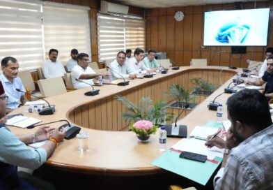 कैबिनेट मंत्री खजान दास ने विभिन्न विभागीय अधिकारियों के साथ की बैठक
