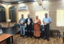 डाॅ. कच्चाहारी की पुस्तक का जिलाधिकारी आशीष कुमार भटगांई ने किया विमोचन