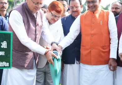 दो दिवसीय पूर्व छात्र सम्मेलन का कृषि मंत्री शिवराज सिंह चौहान ,मुख्यमंत्री धामी और कैबिनेट मंत्री गणेश जोशी ने दीप प्रज्ज्वलित कर किया शुभारंभ