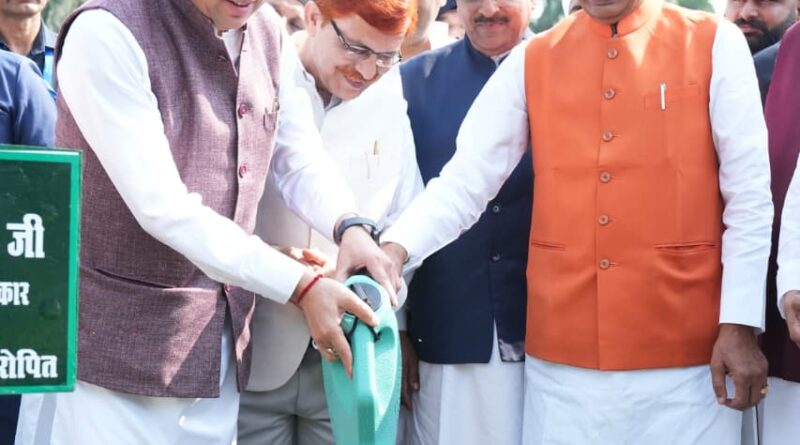 दो दिवसीय पूर्व छात्र सम्मेलन का कृषि मंत्री शिवराज सिंह चौहान ,मुख्यमंत्री धामी और कैबिनेट मंत्री गणेश जोशी ने दीप प्रज्ज्वलित कर किया शुभारंभ