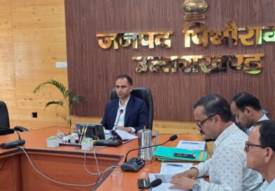 जिलाधिकारी आशीष कुमार भटगांई ने मासिक स्टाफ बैठक में विभागीय कार्यों की विस्तृत समीक्षा कर दिए आवश्यक निर्देश
