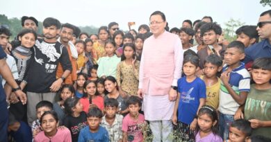 मुख्यमंत्री धामी को अपने बीच पाकर उत्साहित हुए बच्चे